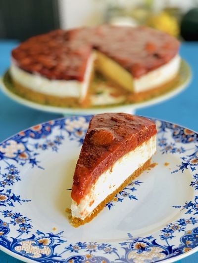 Cheesecake cu ricotta și topping de căpșuni, fără coacere