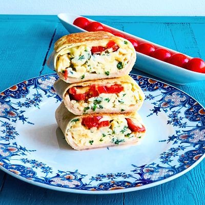 Omletă cu șuncă, mozzarella și roșii in lipie - Idee de mic dejun rapid și sănătos