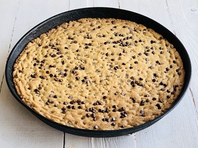 Cookie “pizza” la tavă cu fulgi de ciocolată