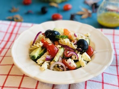 Salată cu paste în stil grecesc