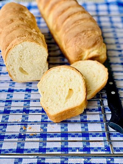 Pâine cu lapte, moale și pufoasă - Rețetă simplă și rapidă