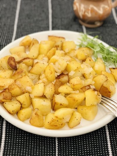 Cartofi pârgăliți cu ceapă la tigaie - Rețetă ardelenească simplă, rapidă și gustoasă