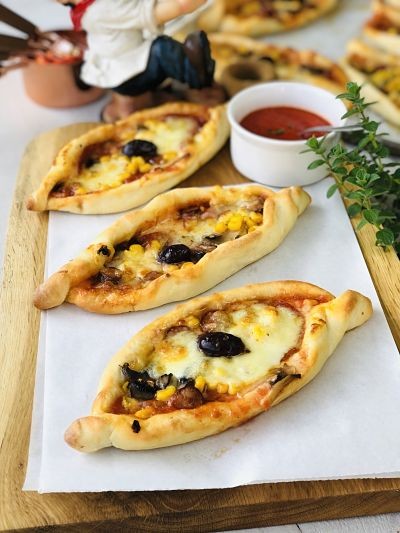 Bărcuțe cu mozzarela și salam - Pide sărate gen pizza