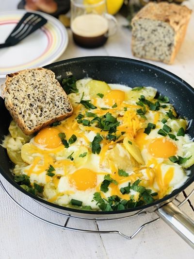 Cartofi fripți cu ouă și cașcaval - Mic dejun regal