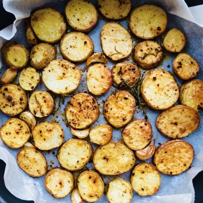 Cartofi rondele, copți cu rozmarin și usturoi