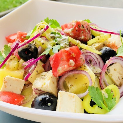 Salata grecească, o mâncare de vara rapida și sănătoasă