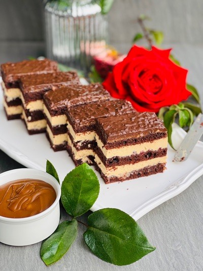 Prăjitura Sofi cu caramel și ciocolată