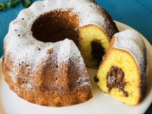 Ciambellone umplut cu cremă de ciocolată