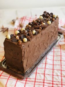 Tort Natacha cu cremă de ciocolată albă, piure de caise și ganache de ciocolată
