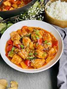 Cotlet de porc dulce acrișor cu ananas și legume