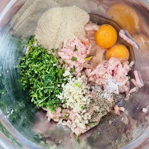 Punem carnea și restul ingredientelor