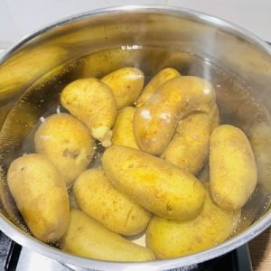 Punem cartofii la fiert cu apa și sare