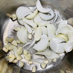 Călim ceapa cu usturoiul 