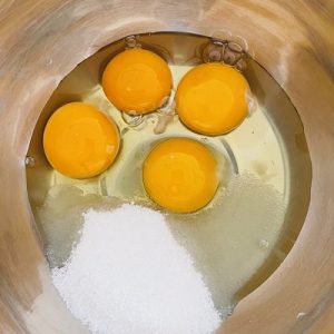 Batem ouăle cu zaharul