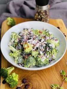 Salată de broccoli cu bacon și merișoare