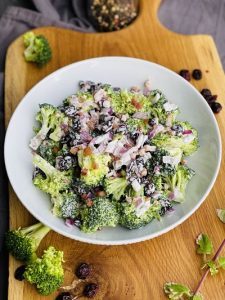 Salată de broccoli cu bacon și merișoare