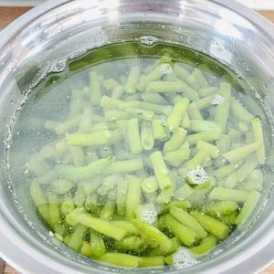 Salată de fasole verde cu iaurt și mărar