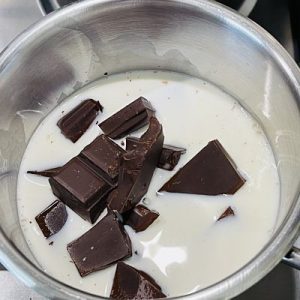 Pere în ciocolată cu nuci coapte