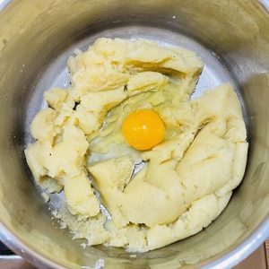 Pufuleți cu brânză - Gougères - Cheese puffs