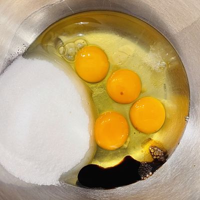 Punem ouăle împreuna cu zaharul 
